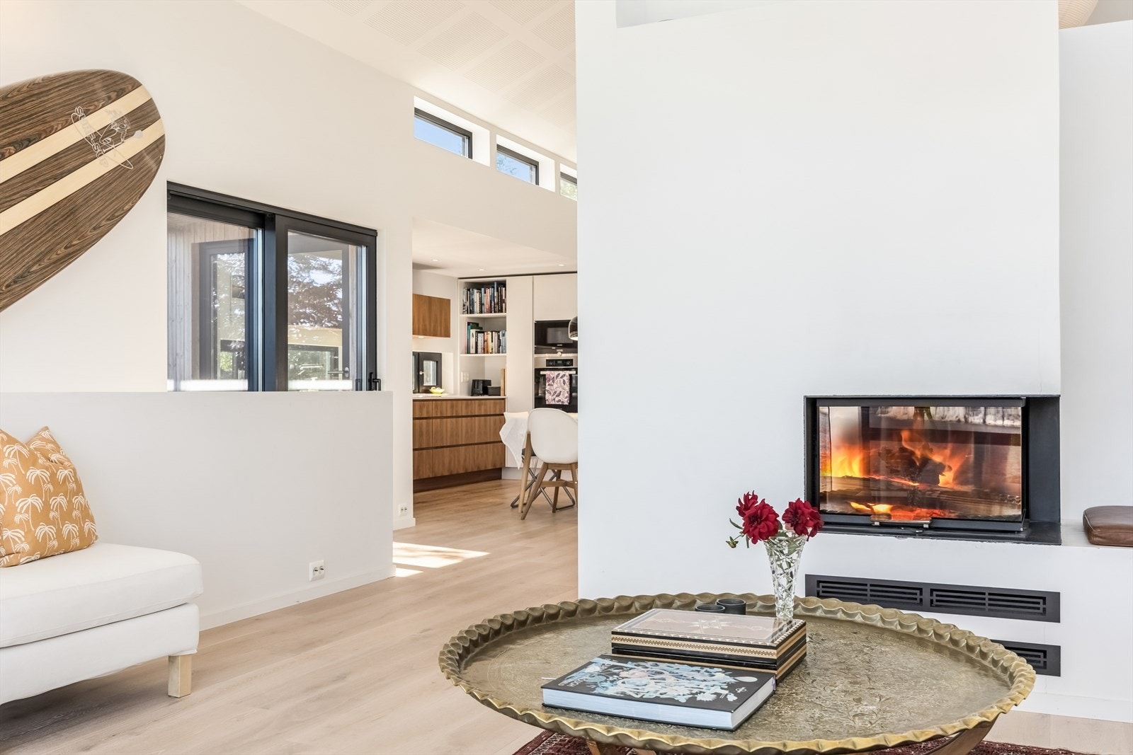 Stuen har innebygget peis for hygge og oppvarming om vinteren. Galleribilde
