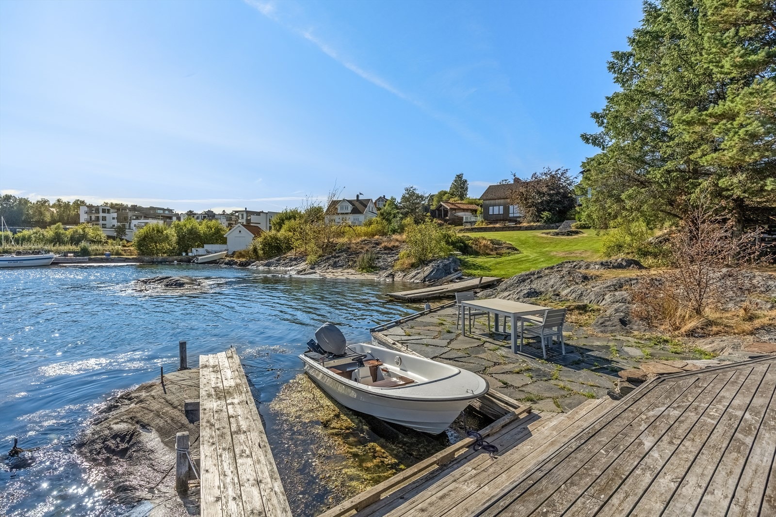 Brygge i tre og stein med plass til flere båter. Galleribilde