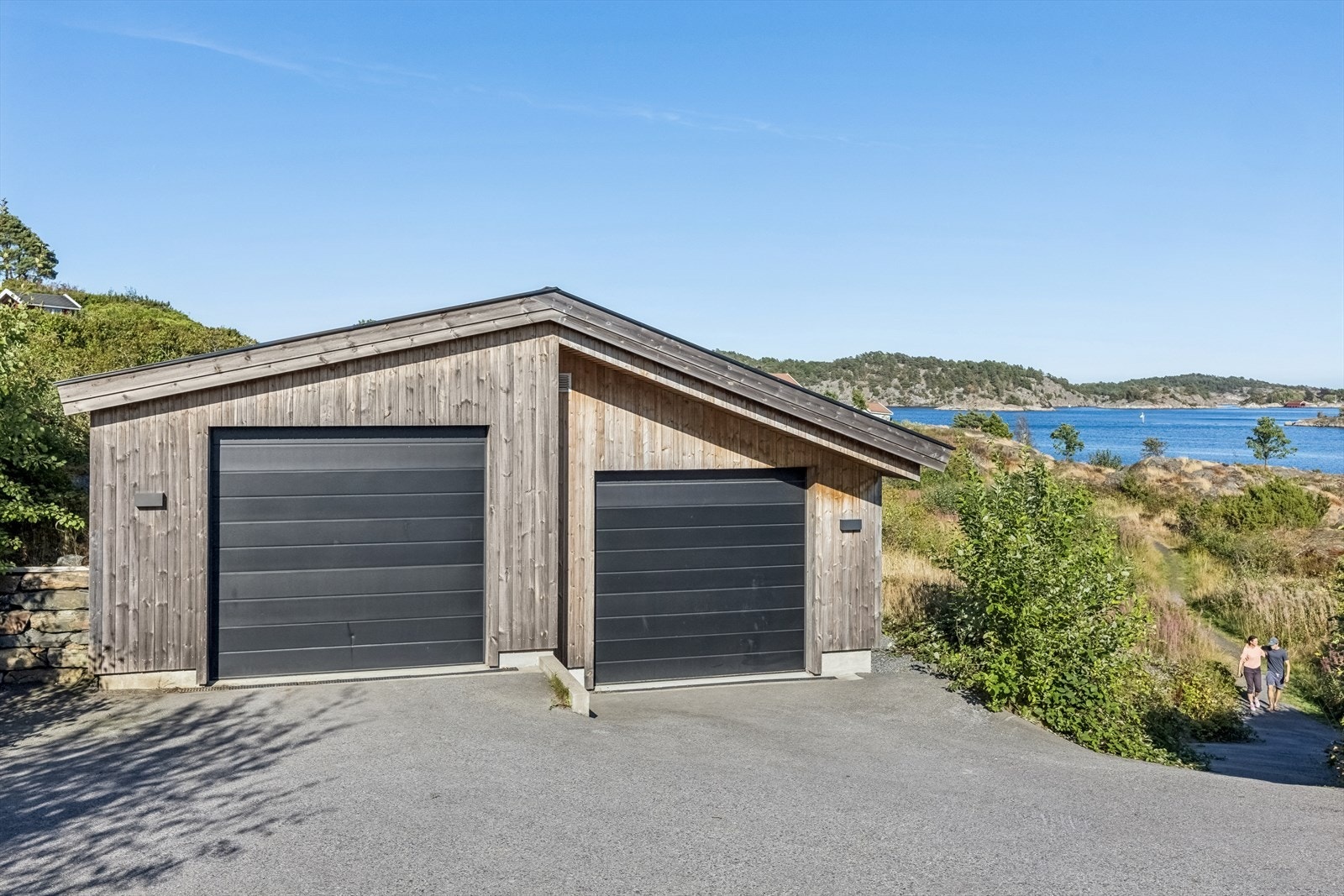 Stor dobbel garasje på 48 kvm med isolert bod. Lagt opp egen kurs til el. bil lader. Galleribilde