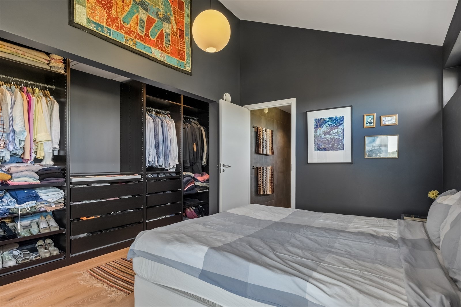 Hoved soverom med innebygget garderobe og privat baderom. Galleribilde