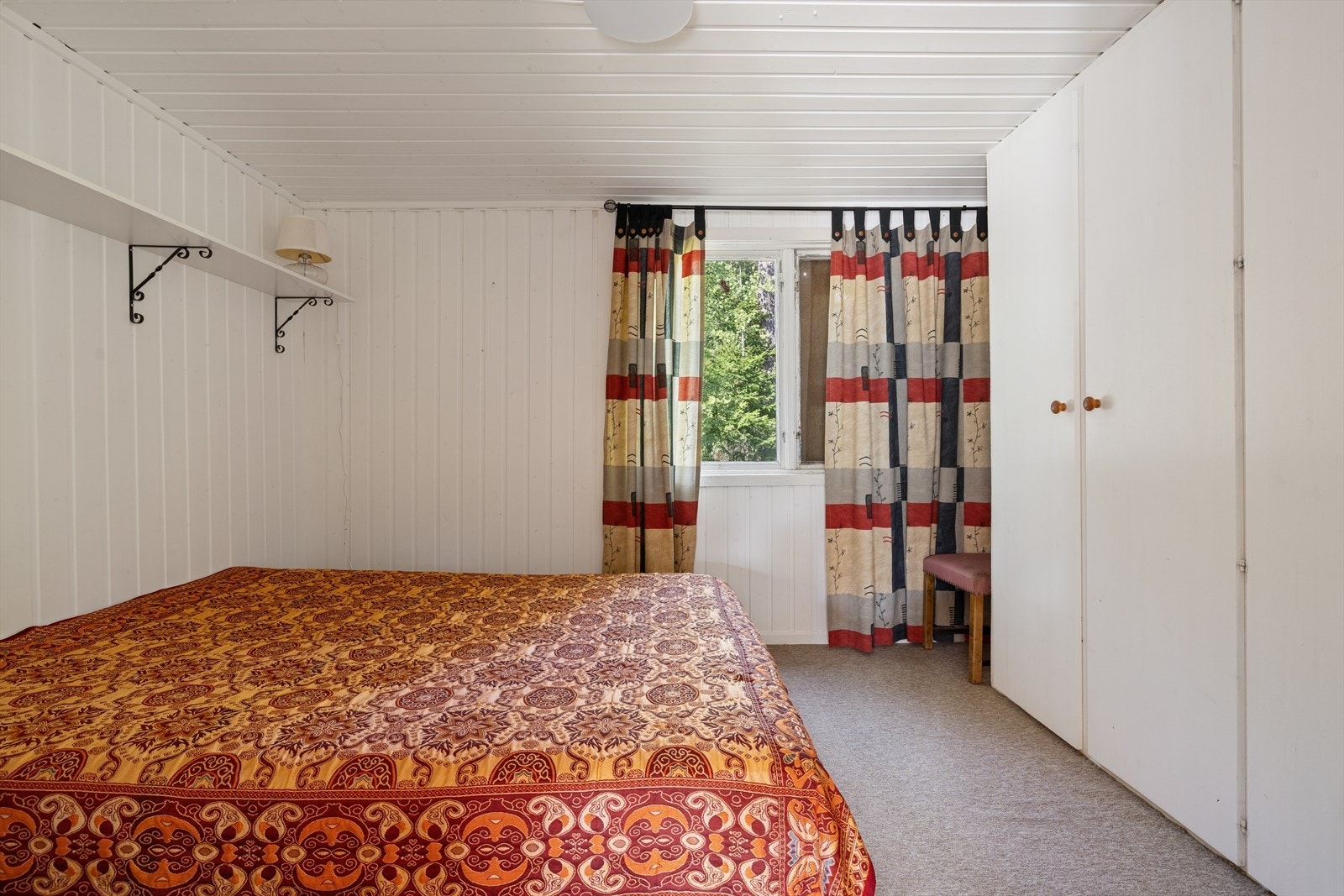 Rommet har plass til stor seng, garderobeløsning og eventuelt andre småmøbler. Galleribilde