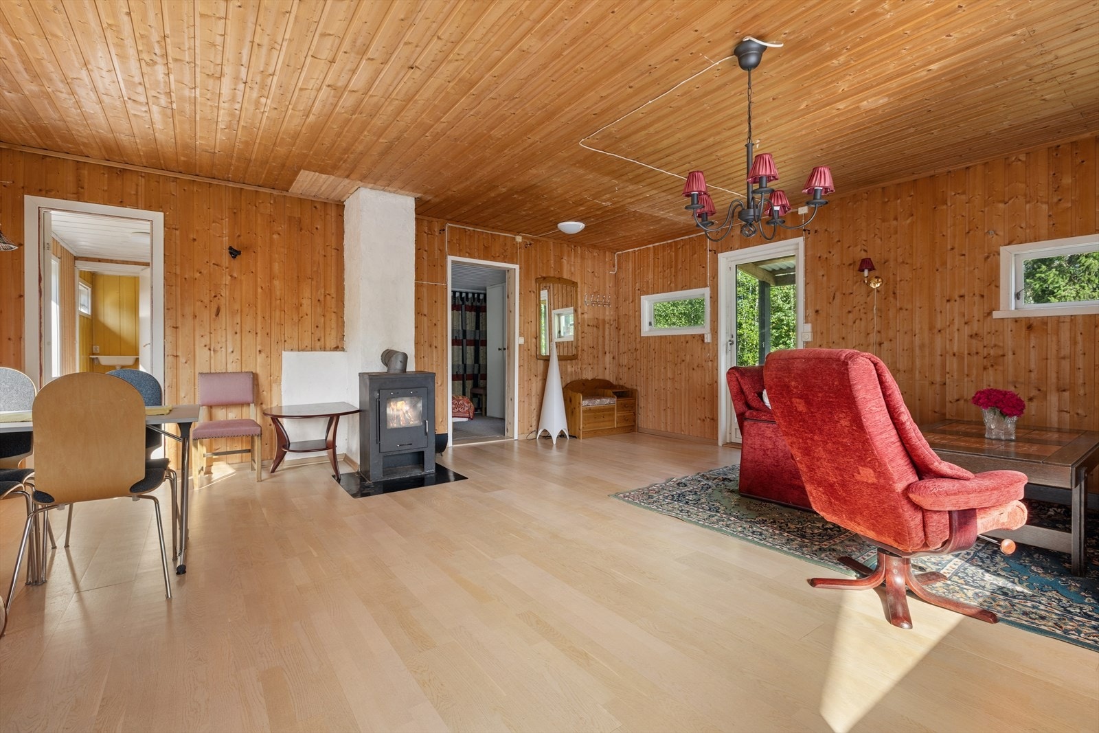 Romslig stue med plass til både spisebord og en hyggelig sittegruppe. Galleribilde