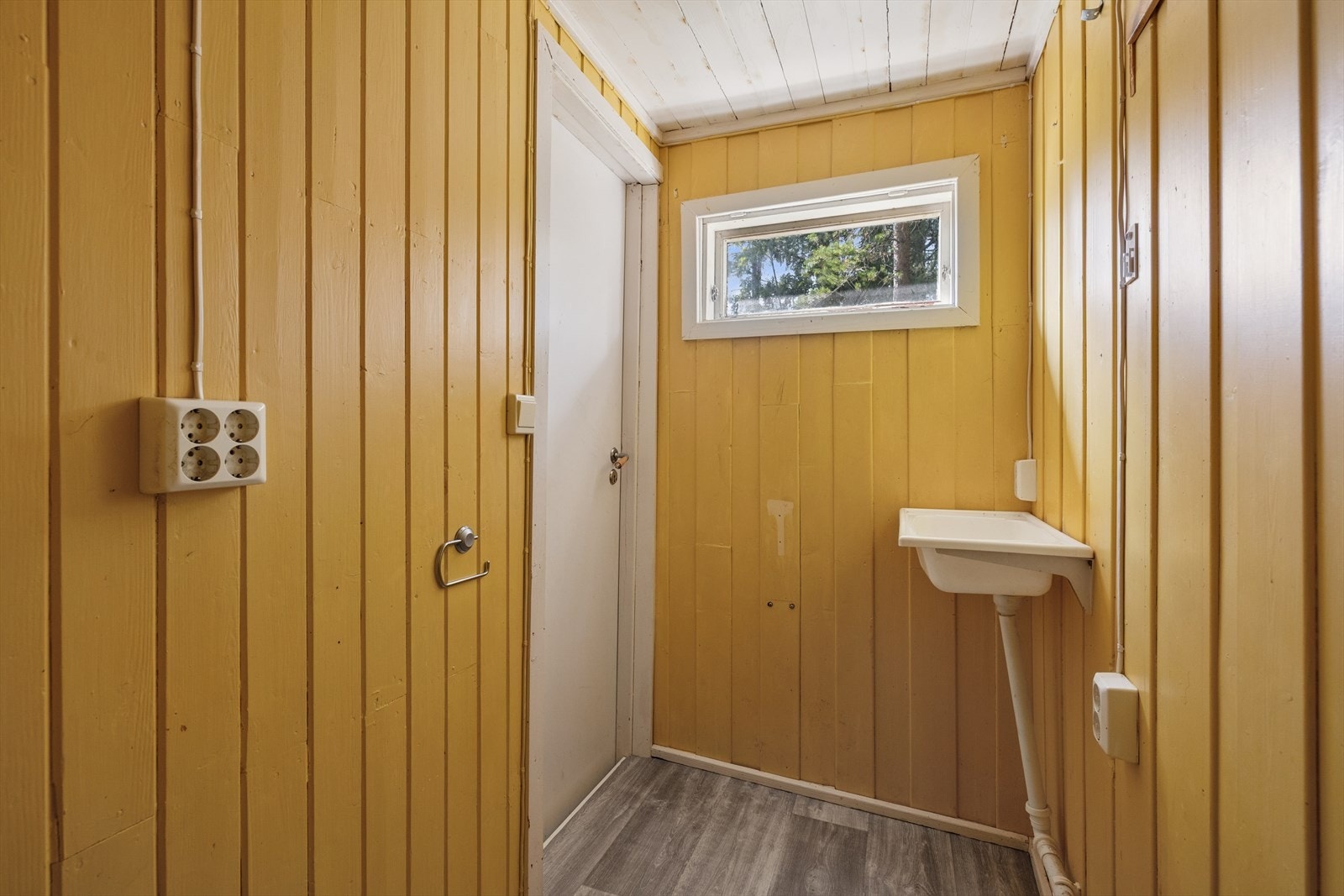 "Toalettrommet" har tidligere hatt forbrenningstoalett. Eiendommen er ikke tilknyttet vann eller avløp. Galleribilde