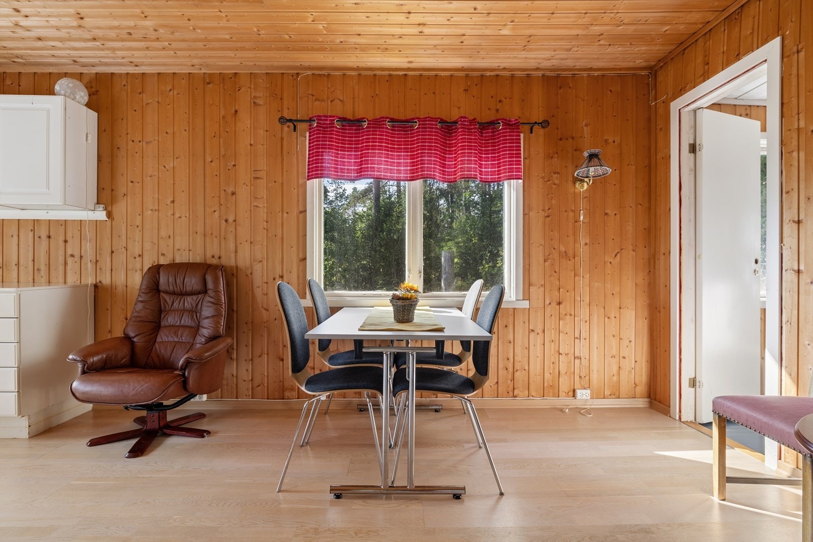 Det er plassert en benkeinnredning og overskap i stuen som fungerer som "kjøkkendelen". Galleribilde