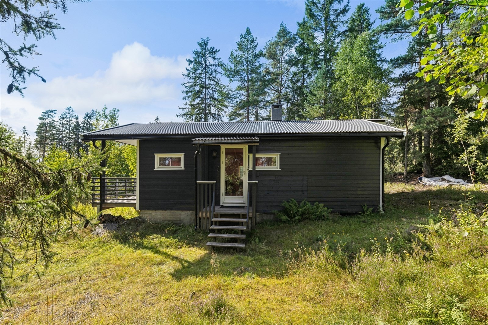 Eiendommen er på 2672 m² og består hovedsakelig av naturtomt. Galleribilde