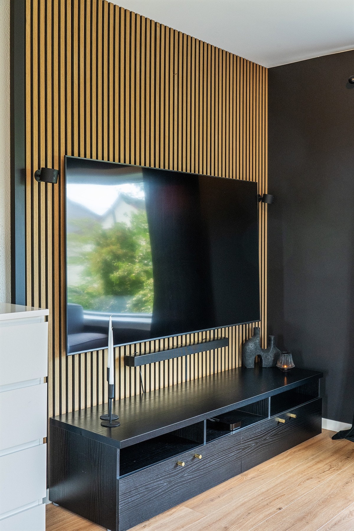Spilevegg med opplegg for TV Galleribilde