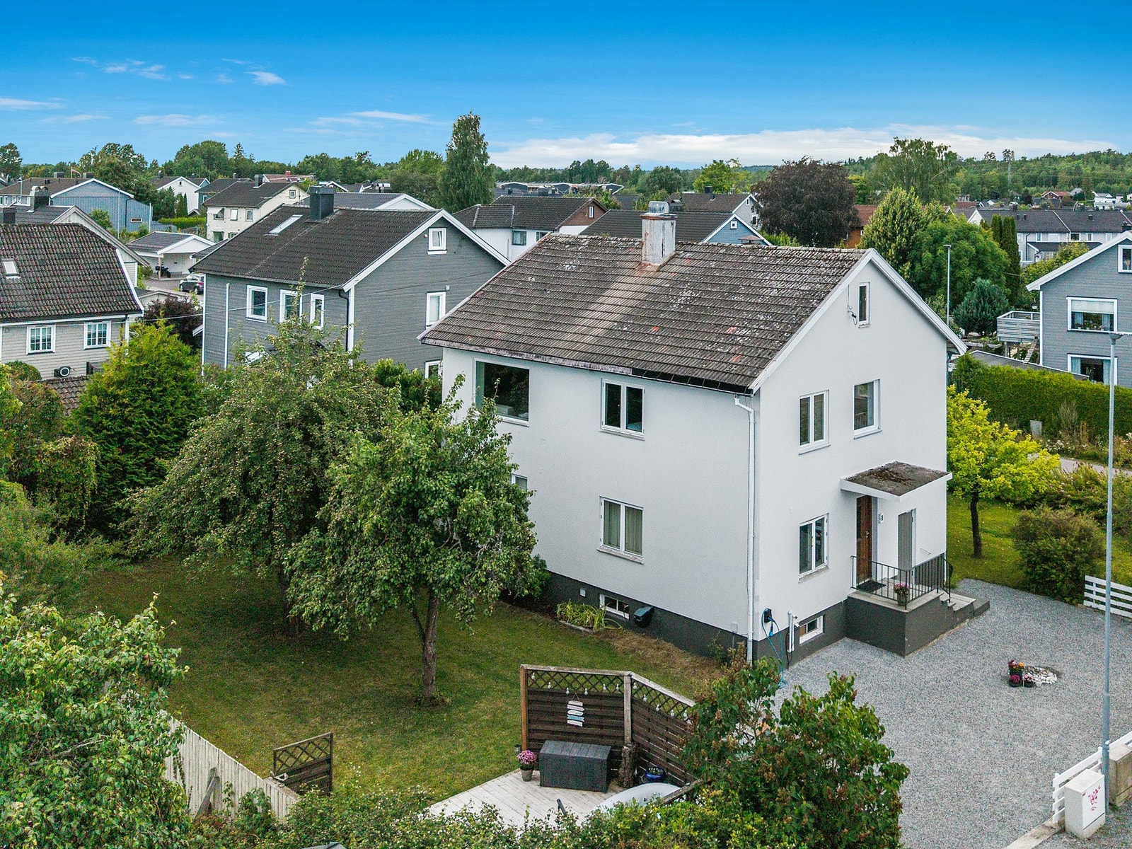 Gruslagt gårdsplass med ladeboks til denne leiligheten Galleribilde