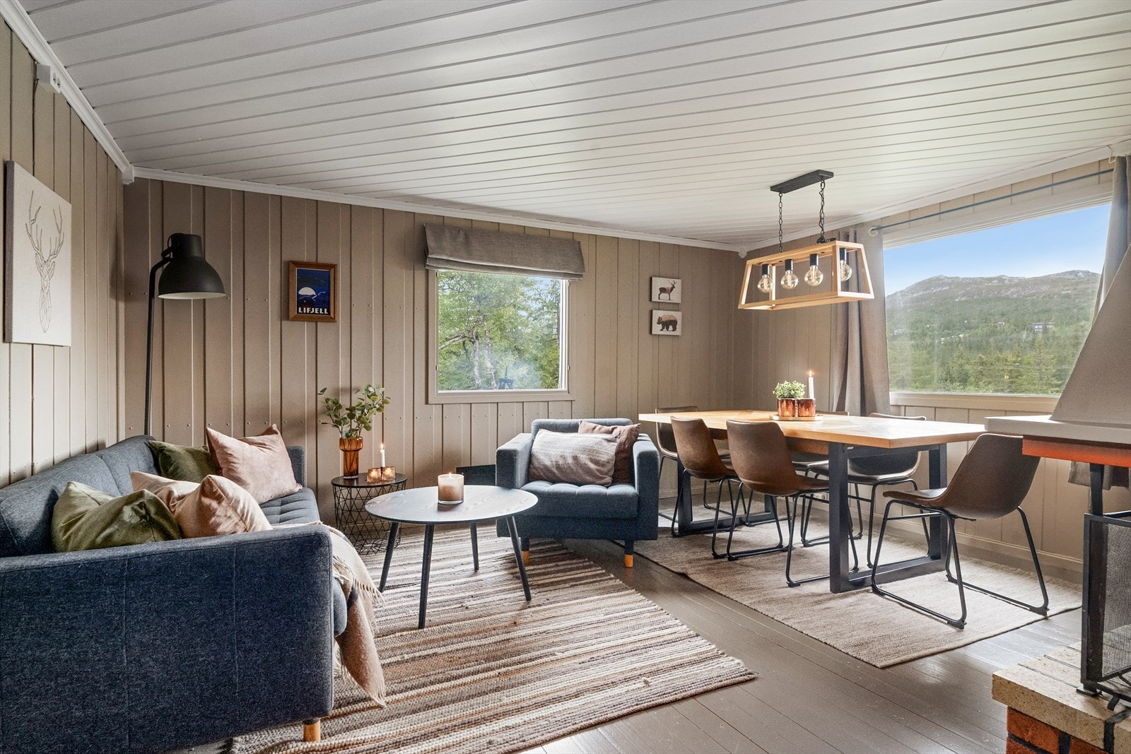 Stilfullt innredet stue med lune farger og plass til både sofagruppe og spisebord. Galleribilde