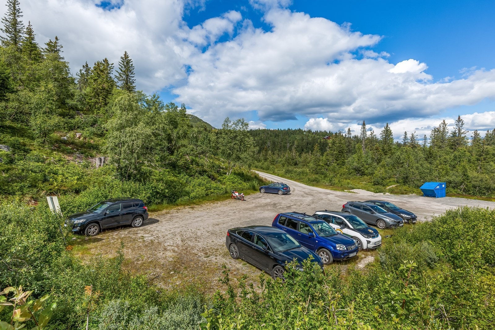 Parkering på fellesplass, med ca. 4 minutters gange til hytta. Galleribilde