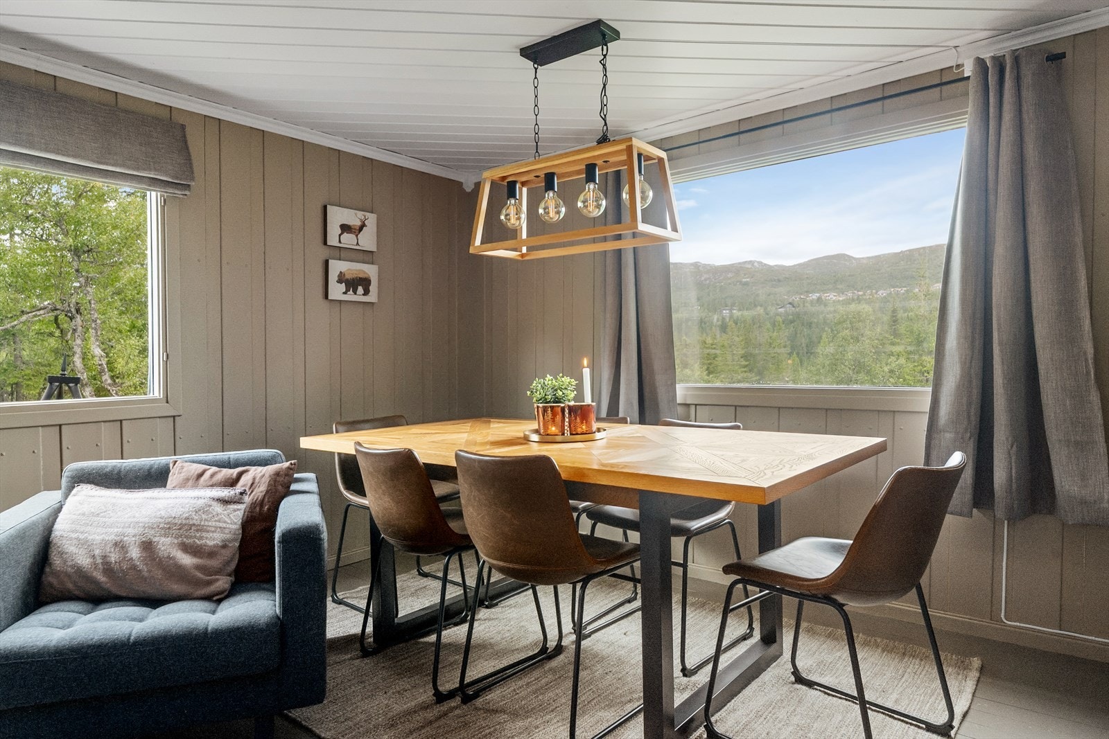 Fra spiseplassen er det utsikt mot det vakre fjellandskapet på Lifjell. Galleribilde
