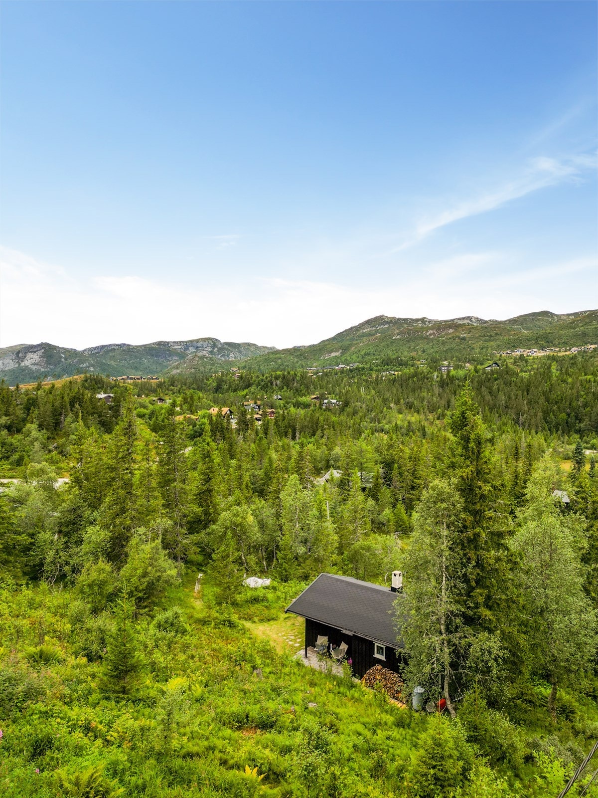 Hytta ligger idyllisk til i Solskinsdalen på Lifjell, med flott utsyn innover fjellet. Galleribilde
