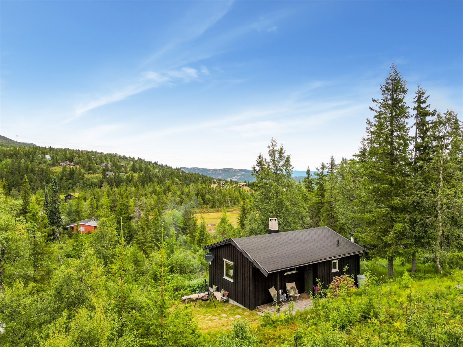 Fra eiendommen er det flott utsikt innover fjellheimen. Galleribilde
