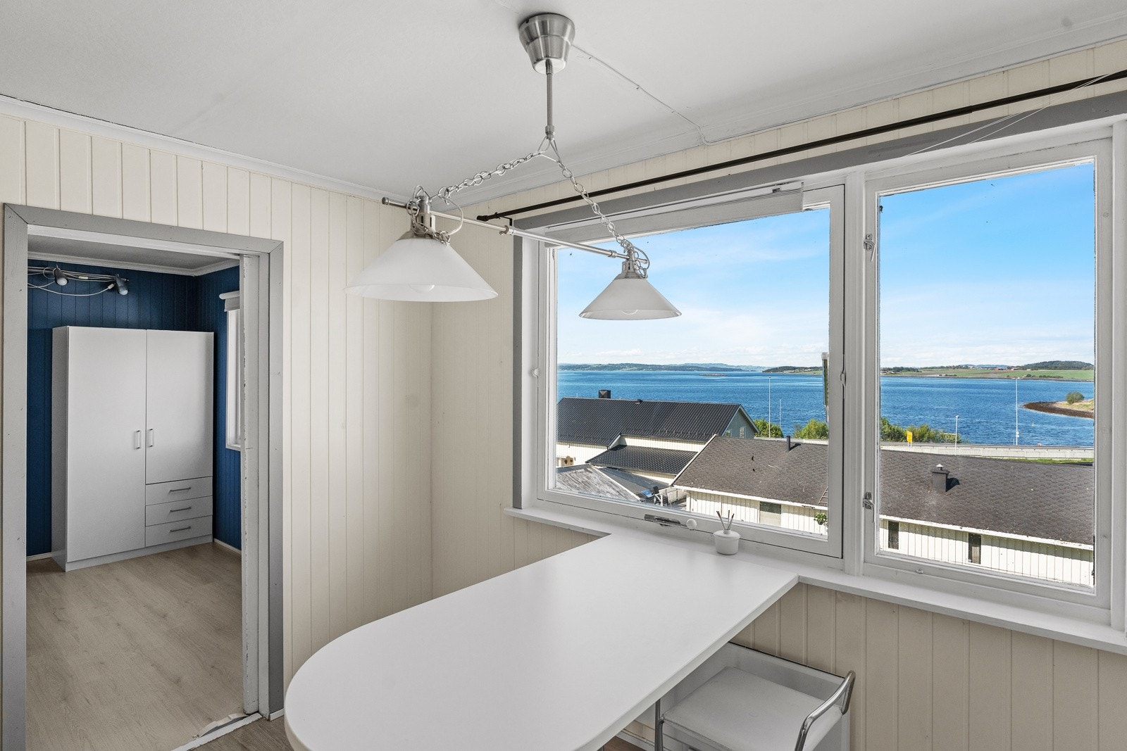 Kjøkken med spiseplass og flott utsyn mot fjorden. Galleribilde