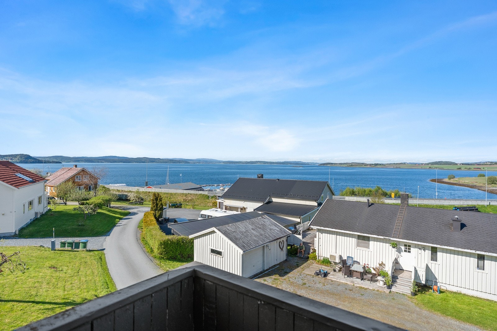 Stor tomt på ca. 1 695 m² gir rom for både lek og hage. Galleribilde