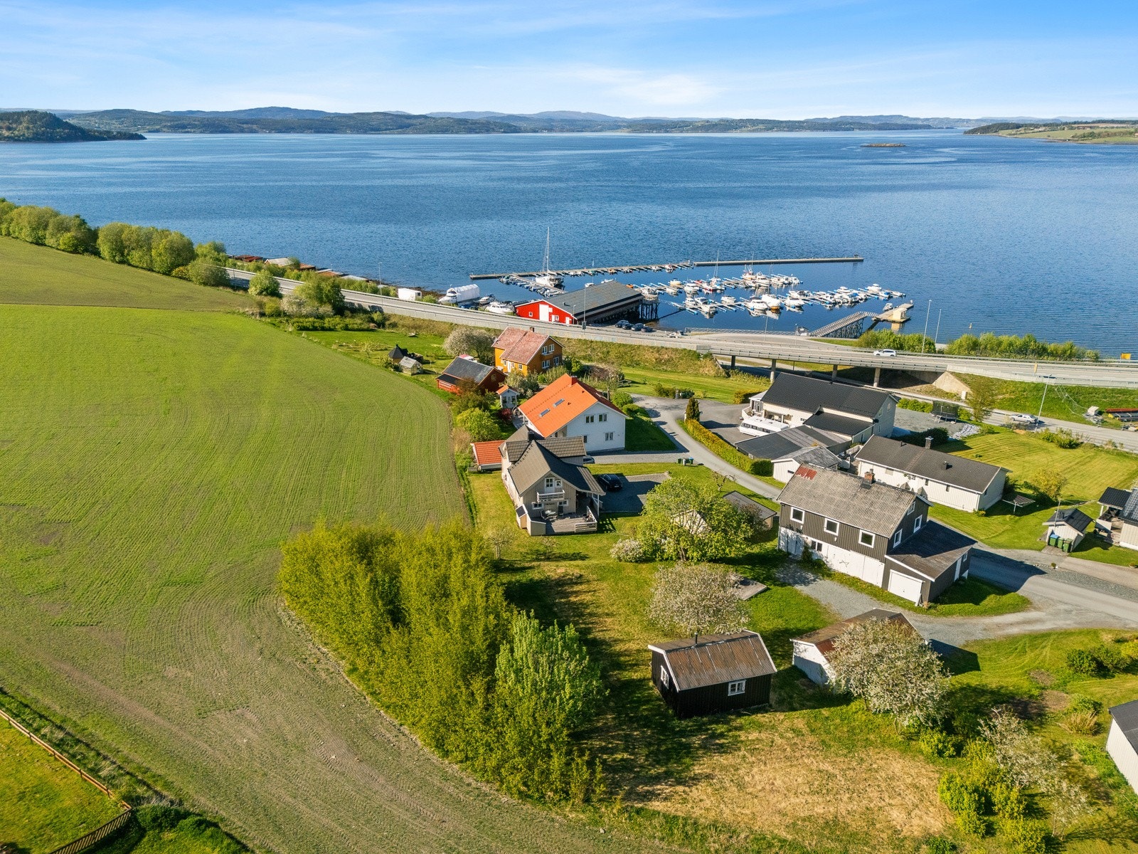 Kort vei til Skogn sentrum med butikk, jernbane, kafé og øvrige servicetilbud. Galleribilde