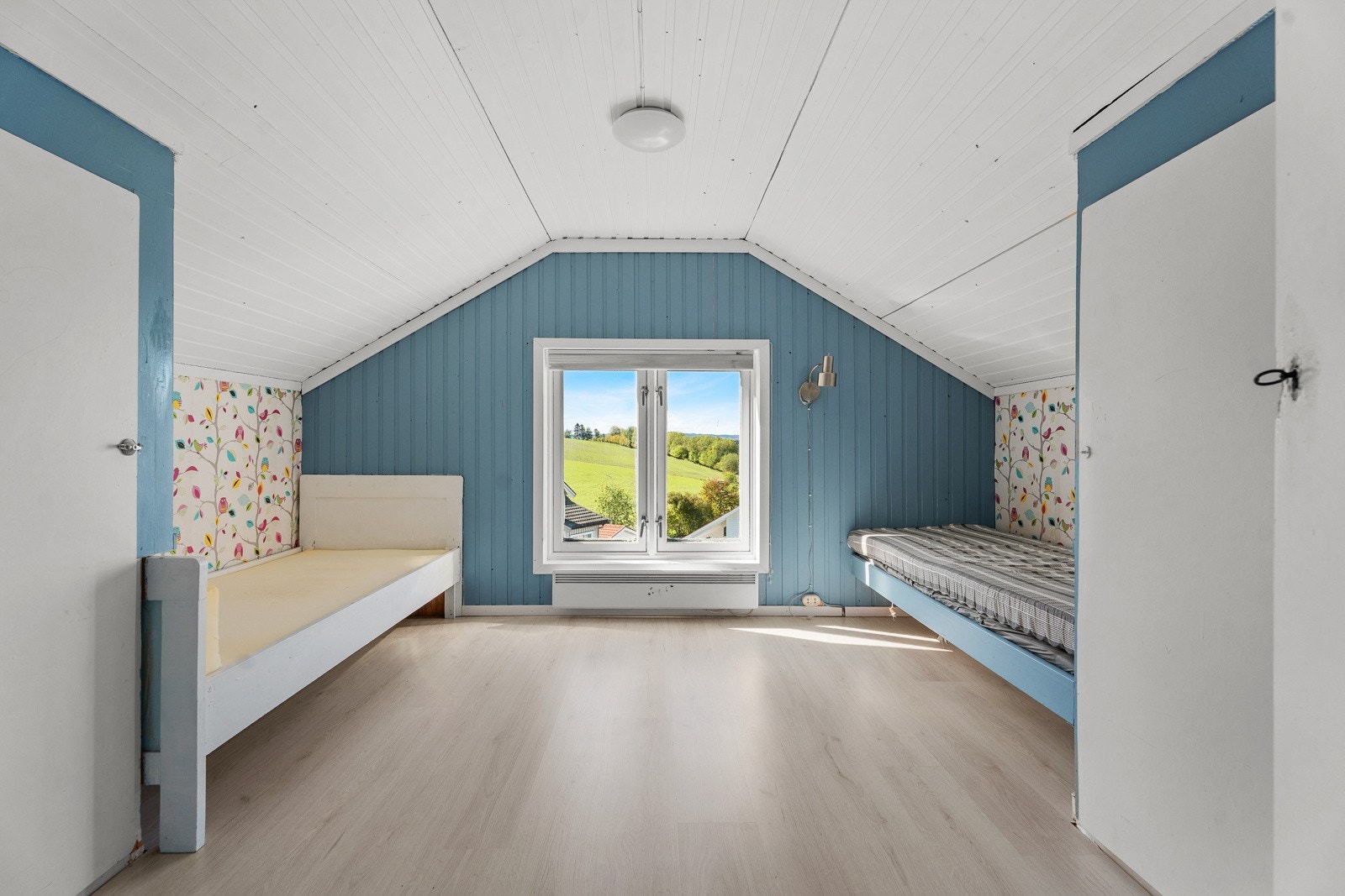 Romslig soverom med utsikt.God størrelse og fin takhøyde. Galleribilde