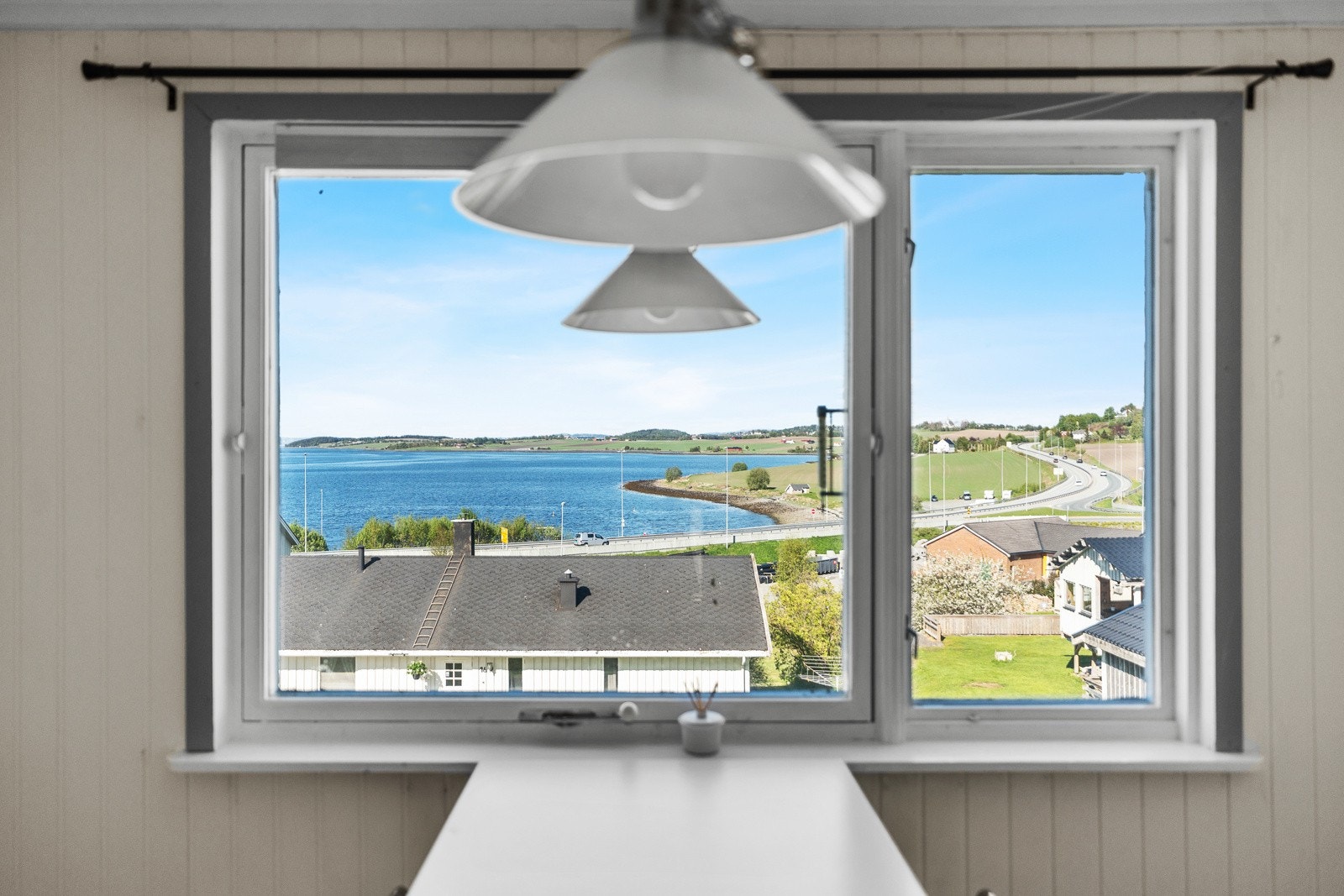 Her kan måltidene nytes med utsikt over fjorden og nærområdet. Galleribilde