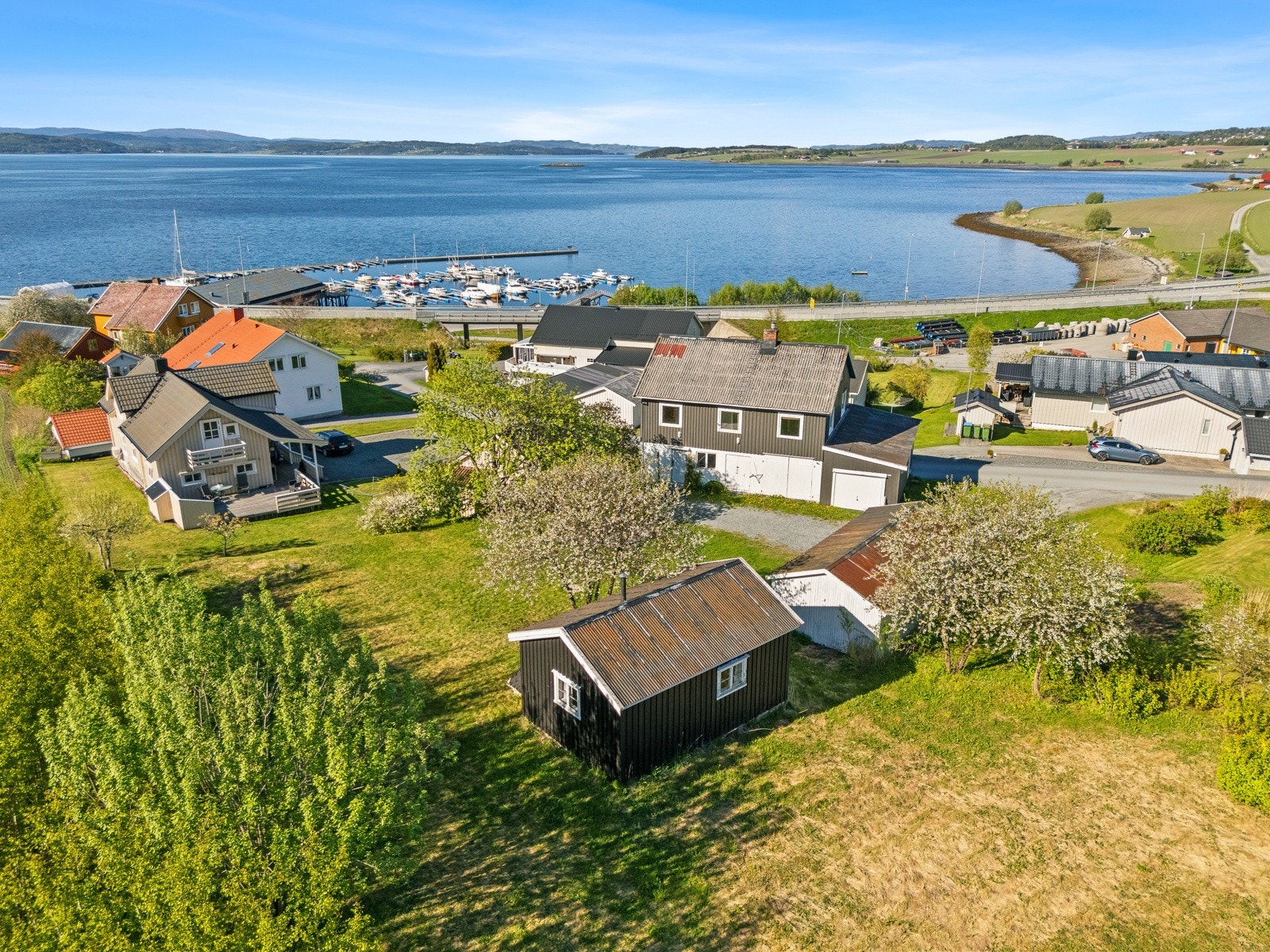 Velkommen til Nedre alle 9 - en innholdsrik enebolig med mye potensiale og en flott tomt. Galleribilde