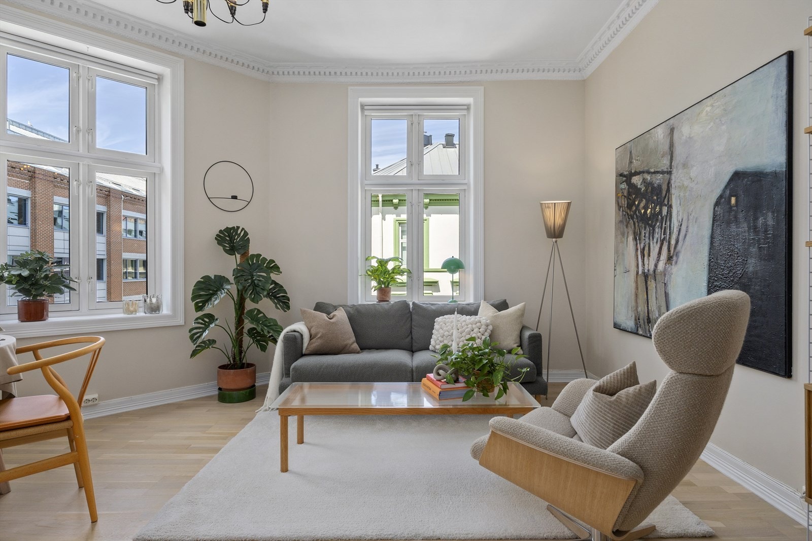 Hjørneplasseringen i 4. etasje bidrar til en lys leilighet med gode utsynsforhold Galleribilde