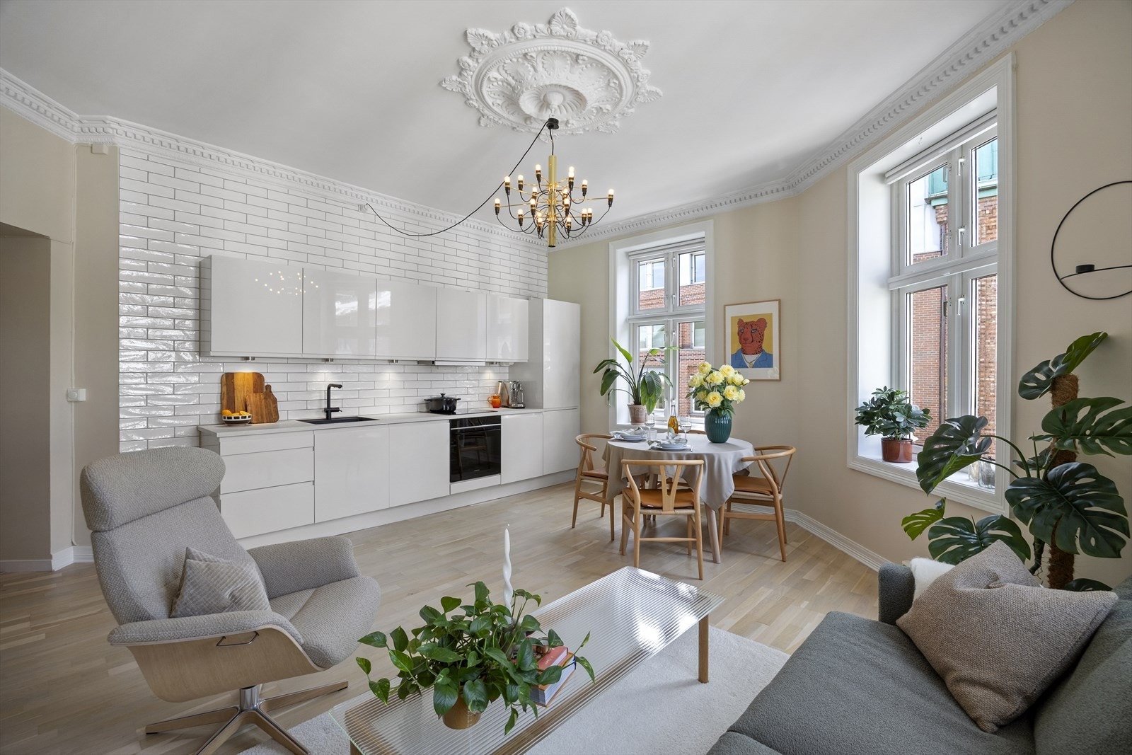 Velkommen til Herslebs gate 4B! Oppholdsrommet fremstår lyst og innbydende med god plass til møblering. Herlig stukkatur og rosett som gir det fine og klassiske preget Foto: Junaid Hanif Galleribilde