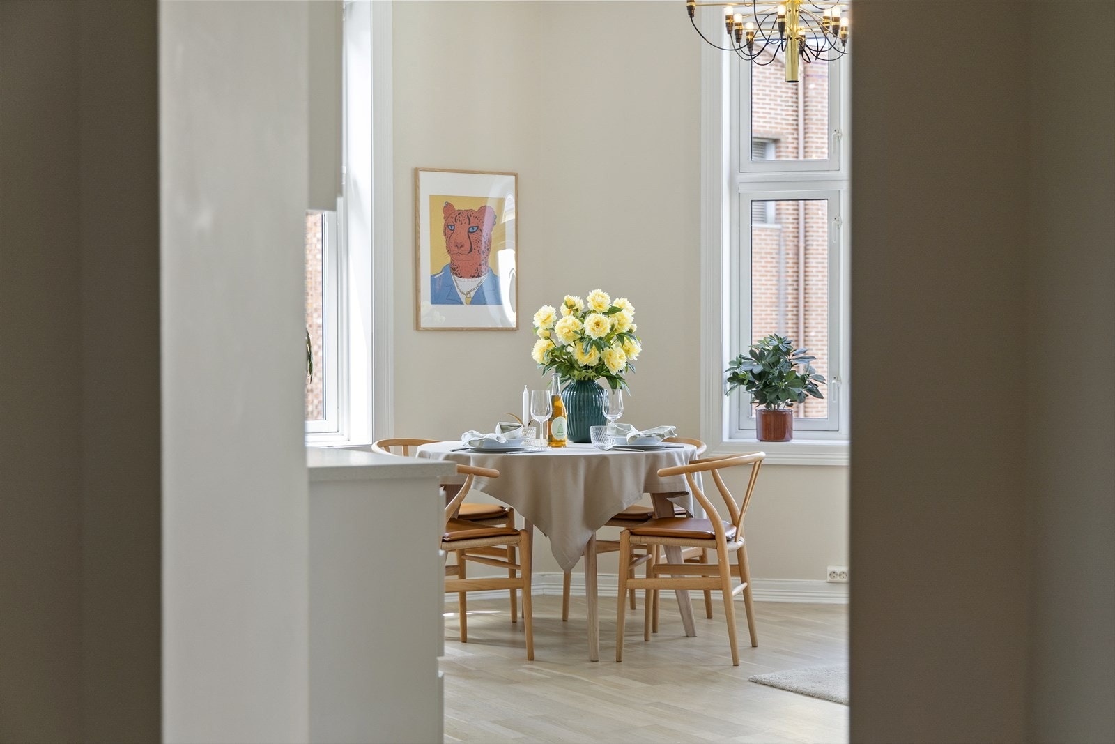 Spiseplassen ligger naturlig til ved vinduet og gir en hyggelig ramme rundt måltidene Galleribilde