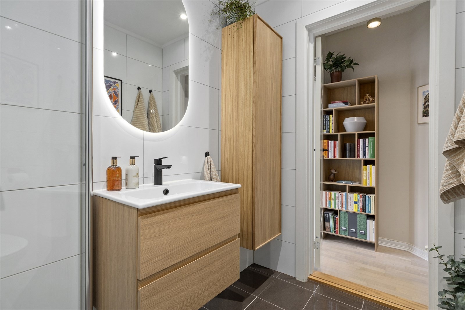 Badet fra 2006 og overflateoppusset med flis på flis i 2013. Nytt moderne speil fra 2026 Galleribilde