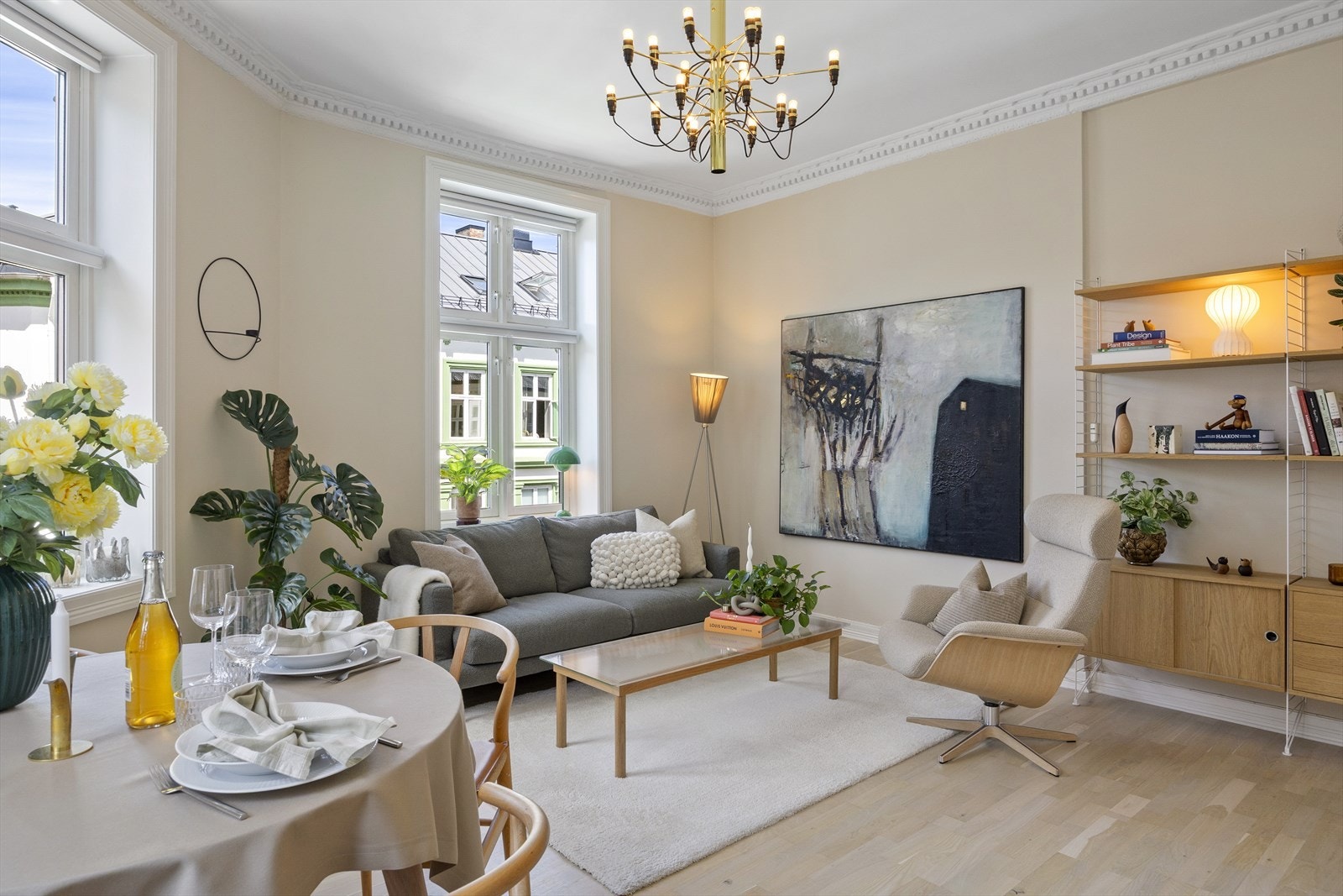 Oppholdsrommet har naturlige soner for både avslapning og sosialt samvær Galleribilde