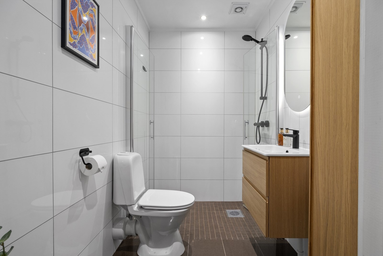Badet er flislagt og har elektriske varmekabler i gulvet Galleribilde