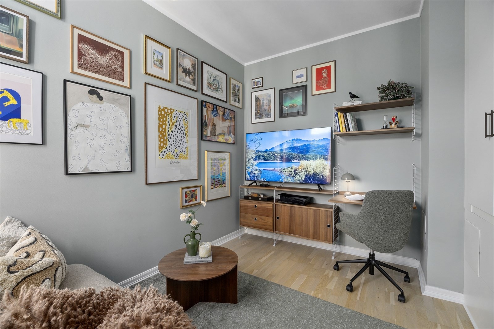 Et av soverommene er i dag innredet med plass til både arbeidssone og TV-stue Galleribilde