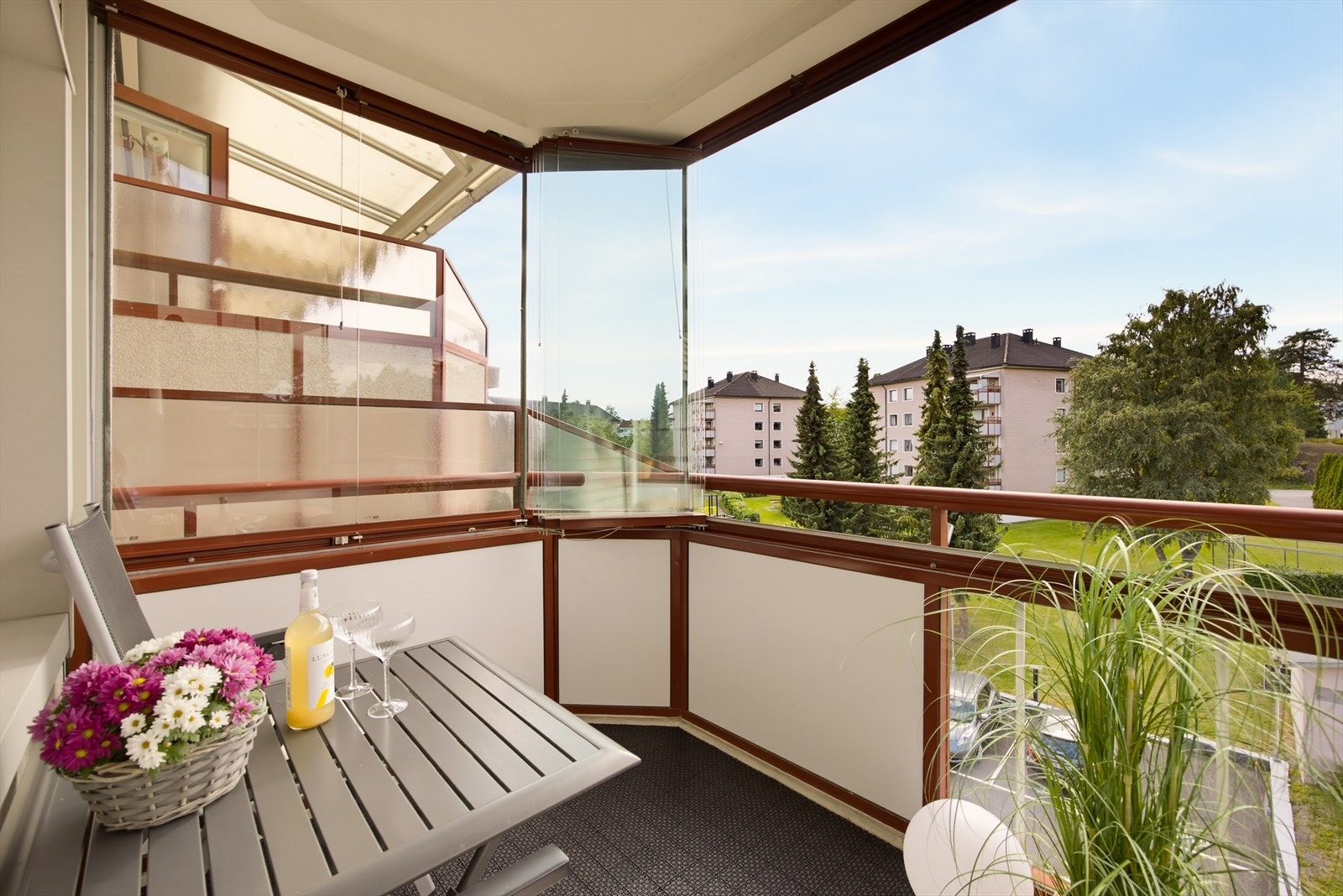 Solrik, innglasset balkong på 9 m² Galleribilde