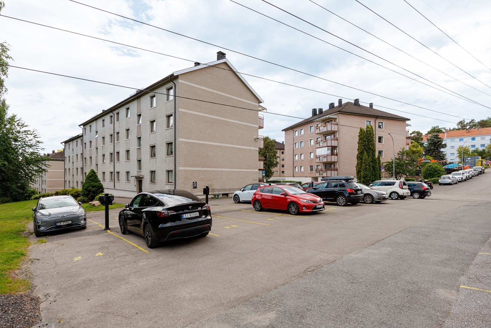 Borettslaget har 168 parkeringsplasser for utleie. Det er venteliste for leie av p-plasser. Galleribilde