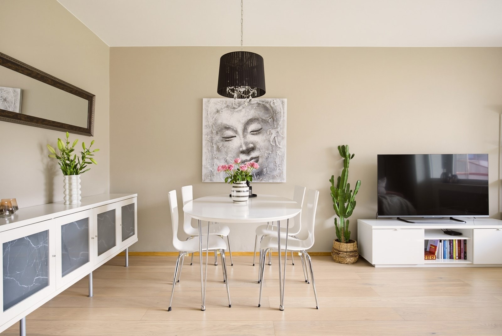 God plass til spisebord i stuen Galleribilde