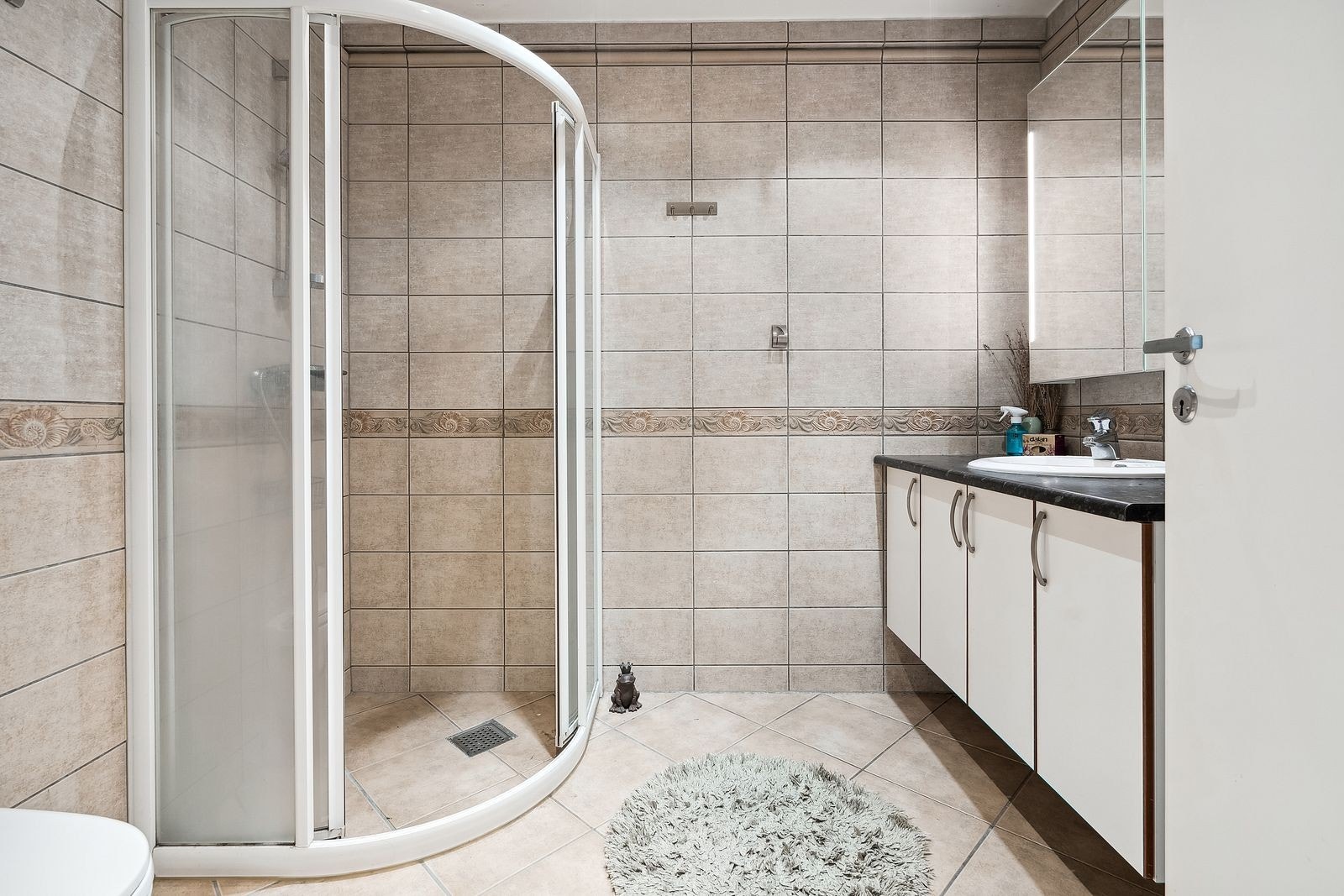 Badet er innredet med wc, nytt dusjhjørne (ikke avbildet), baderomsinnredning og vaskemaskin. Galleribilde