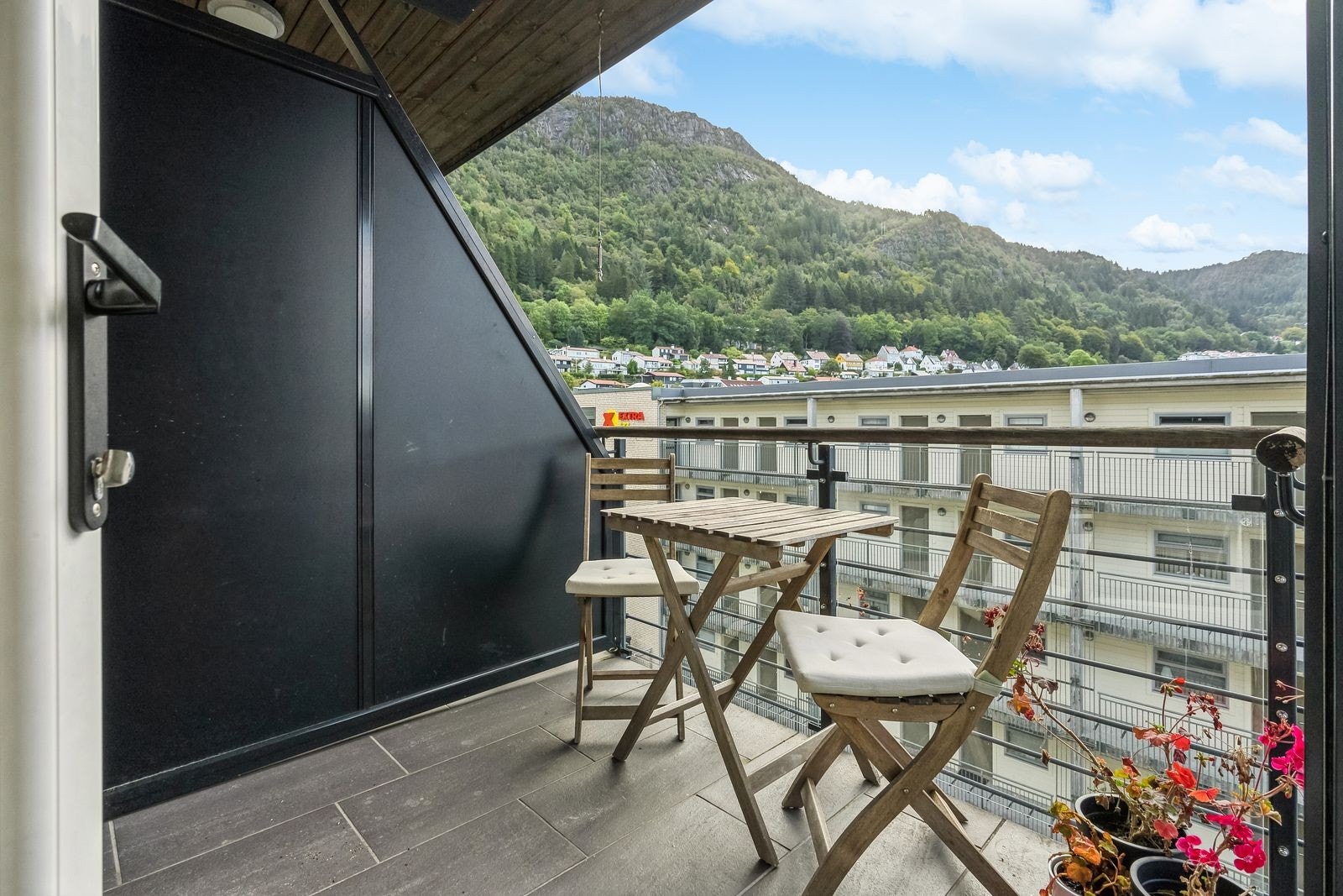 Balkong med kaffebord og stoler Galleribilde