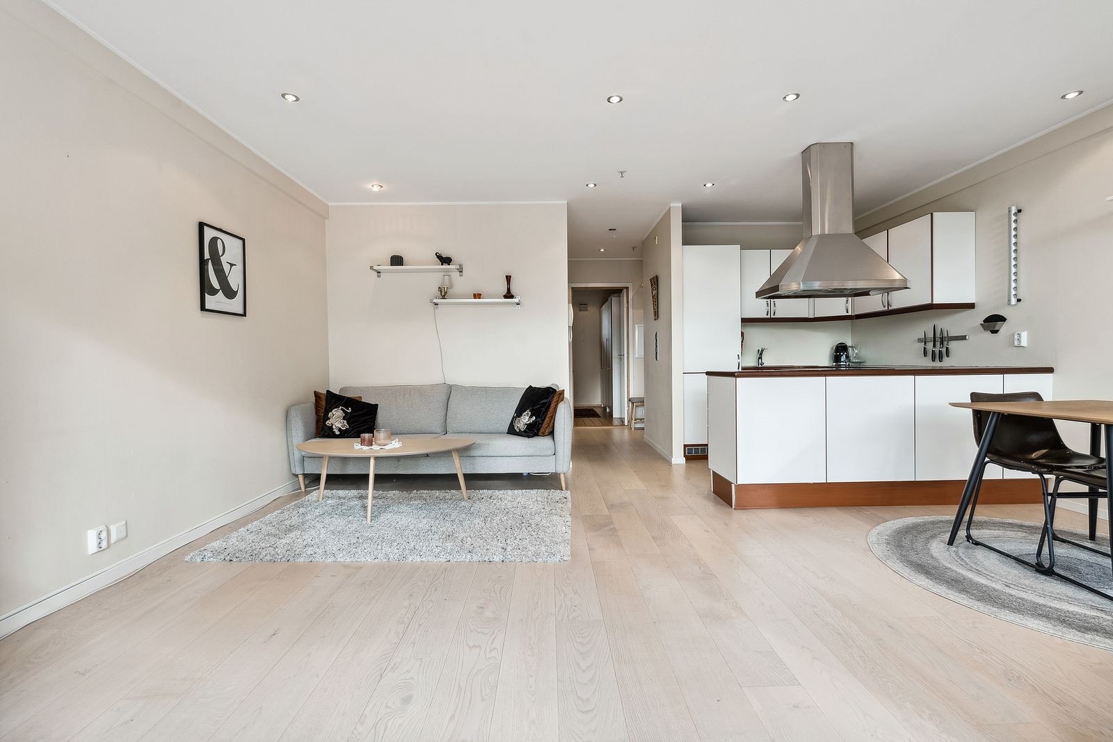 Stue/kjøkken - Stuen er møblert med sofa og bord. Bildet viser ikke eksakt møblering. Galleribilde