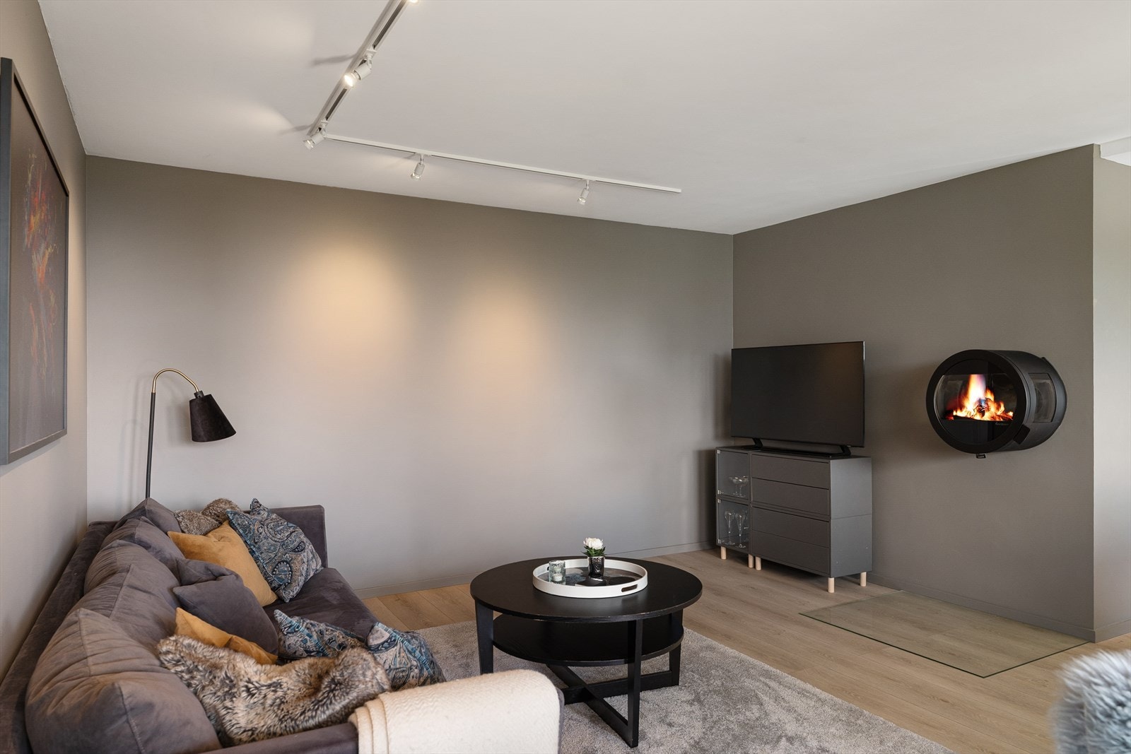 Leiligheten er malt i delikate og tidsriktige fargetoner som skaper en lun og harmonisk atmosfære. Det er elektrisk oppvarming med varmefolie i gang, kjøkken og stue. Galleribilde