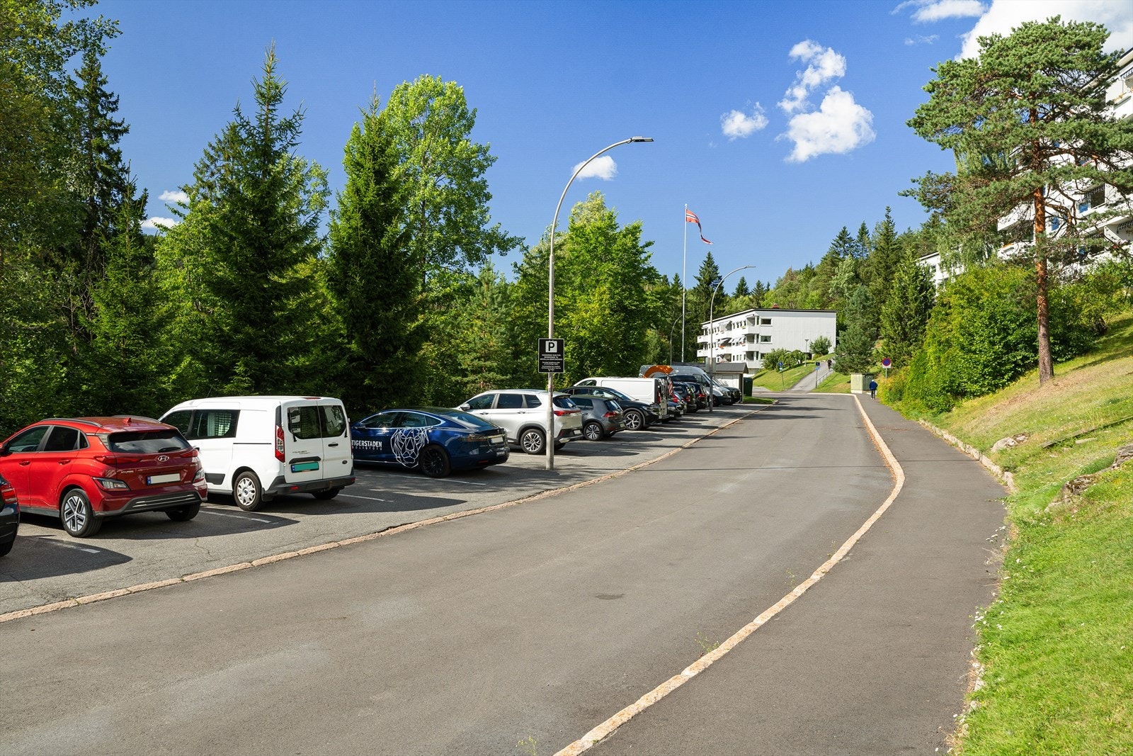 Det medfølger innendørs garasjeplass, og finnes rikelig med gjesteplasser på sameiets eiendom. Galleribilde