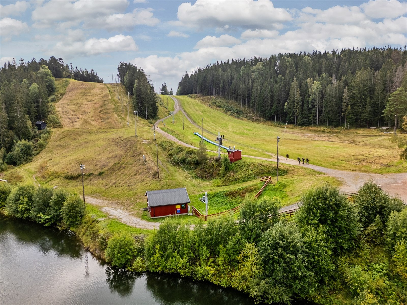Kort vei til preparerte skiløyper på vinteren, og Oslo skisenter rett på andre siden av Årvoll. Galleribilde
