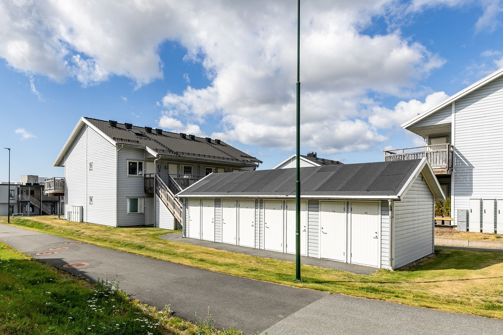 Leilighetens utvendige bod inngår i felles bod-bygg, få meter fra inngangsdøren. Galleribilde
