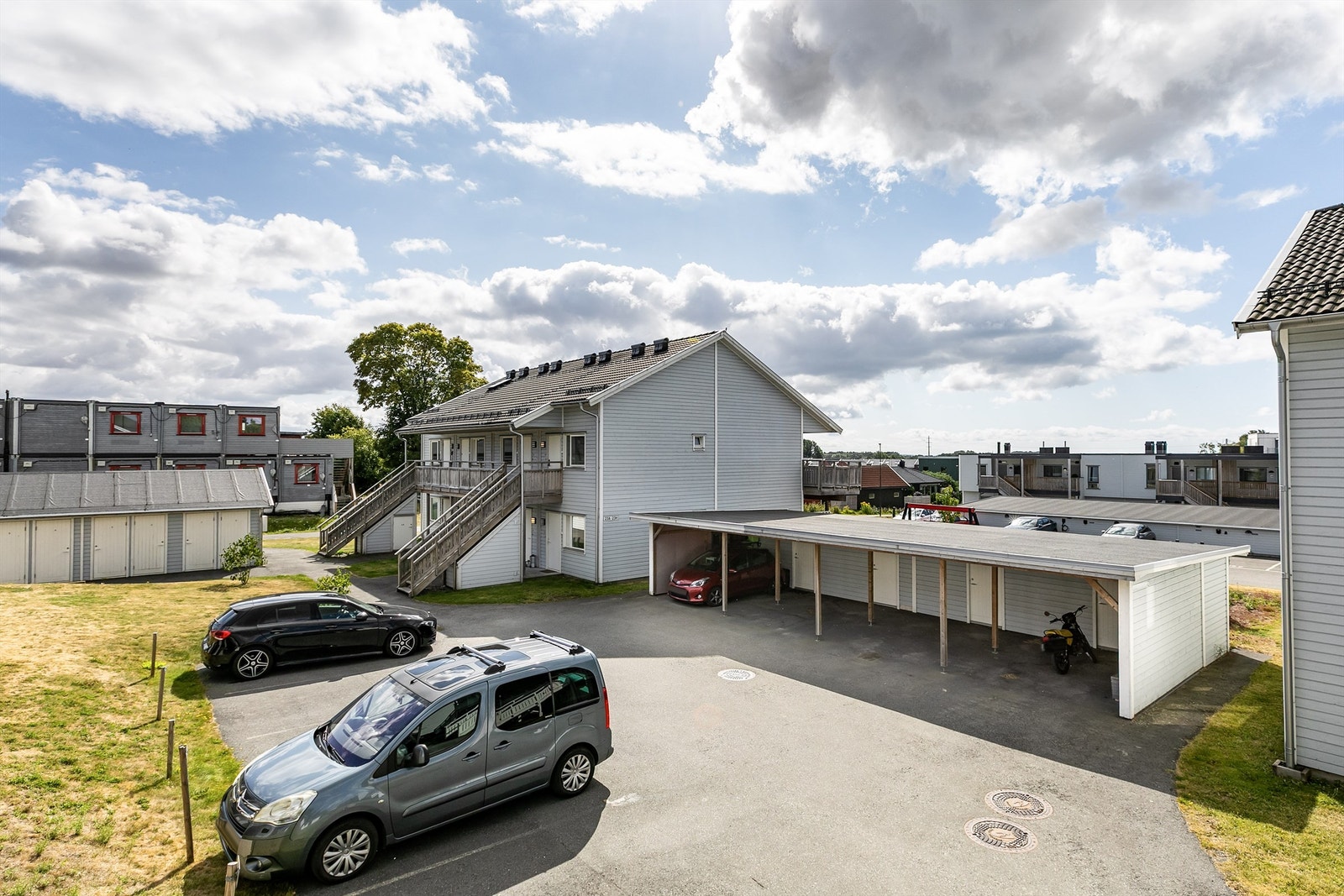 Leiligheten disponerer biloppstillingsplass på felles parkeringsområde. Galleribilde