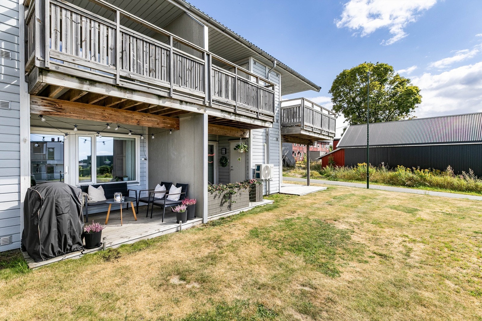 Sørvendt terrasse og fri adgang til plenen sikrer tilgang til sol hele dagen. Galleribilde
