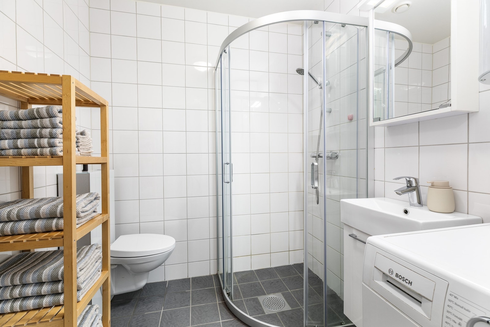 Badets gulv og vegger er flislagt. I gulvet er det varme. Galleribilde
