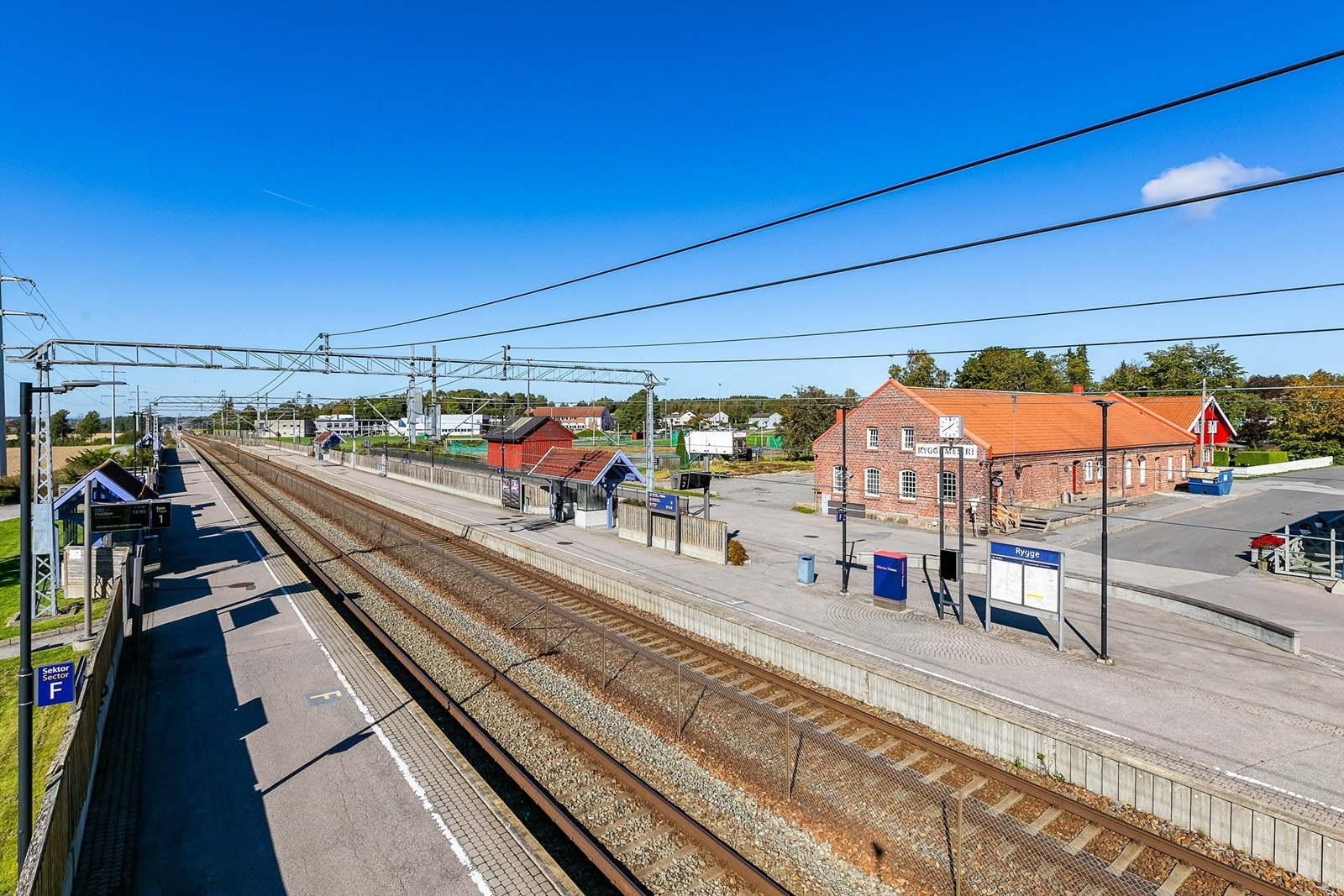 Til Rygge stasjon er det kort gangavstand. Reisetiden videre til Oslo S er fra like over halvtimen. Galleribilde