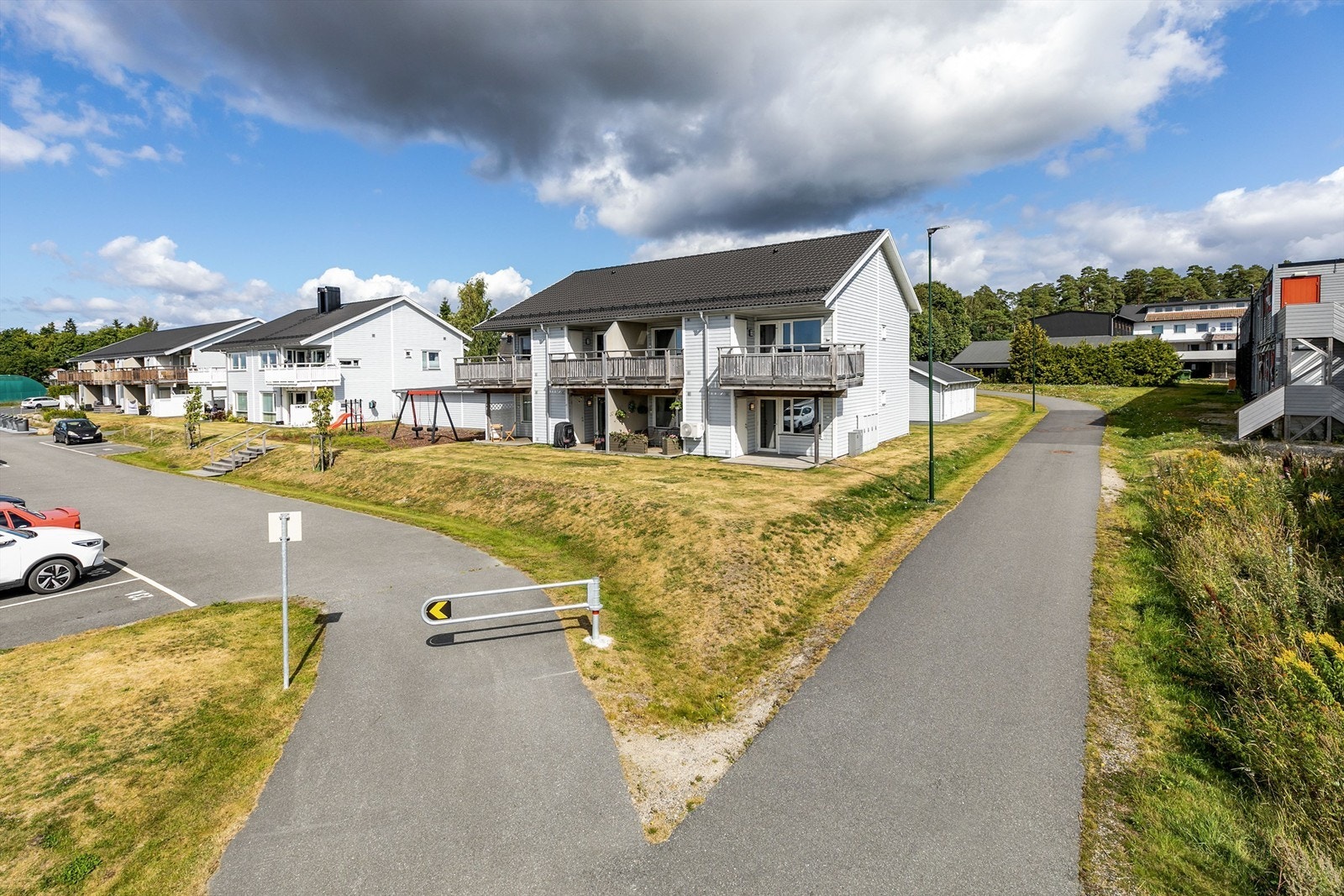 Leiligheten er én av totalt 66 boligseksjoner i Vårlitunet Boligsameie. Galleribilde