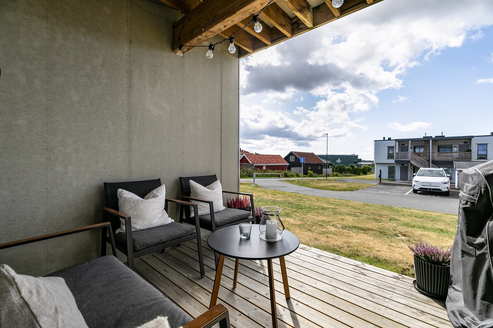 Et nær heldekkende overbygg gjør det mulig å benytte terrassen selv om sommerværet ikke er på sitt aller beste. Galleribilde