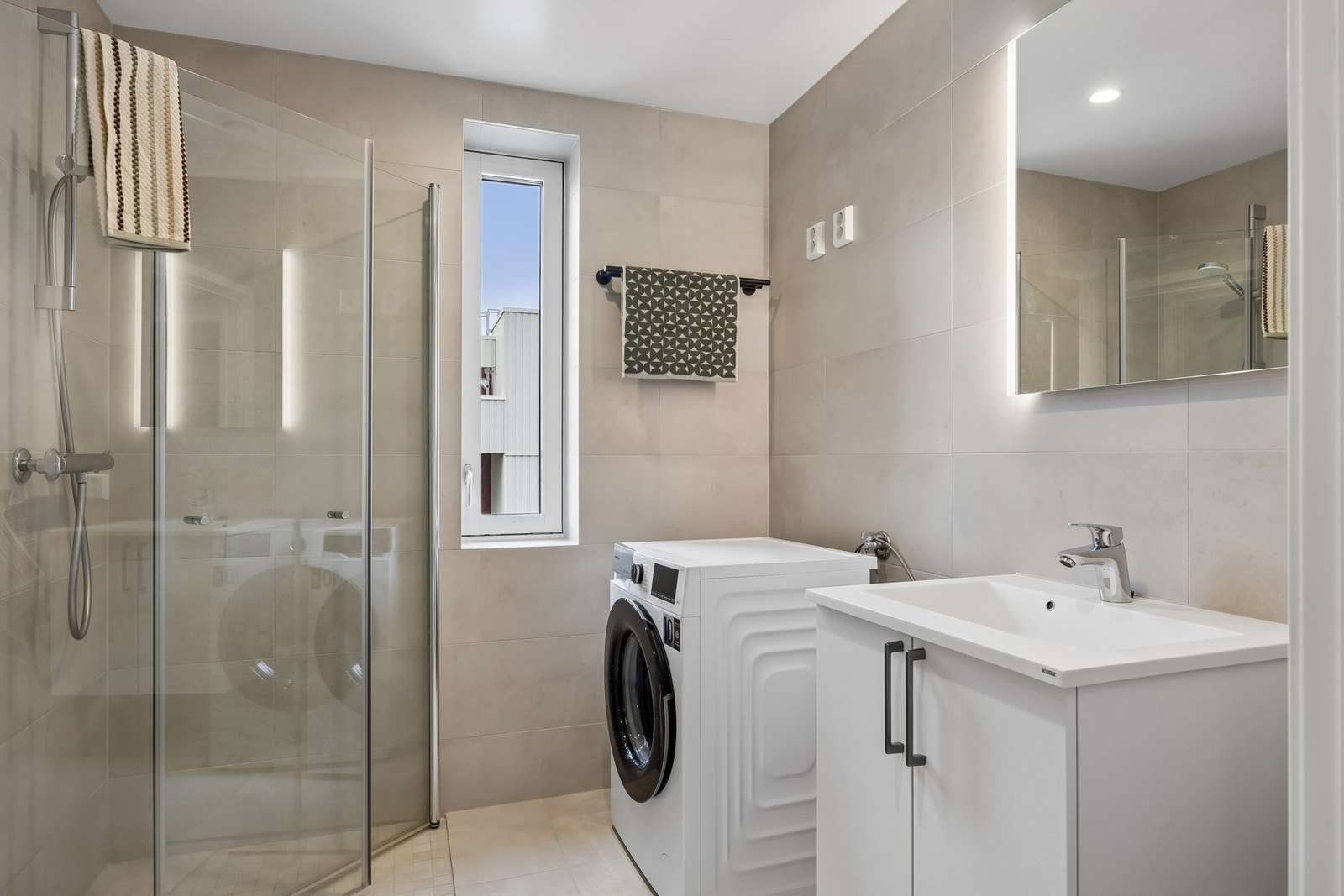 Badet har varme i gulv, samt opplegg for vaskemaskin. Galleribilde
