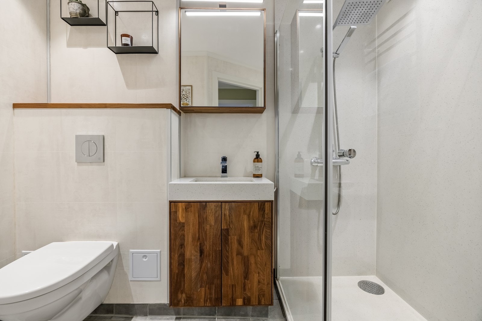Badet har et stilrent og innbydende uttrykk, og ble ifølge tidligere salgsoppgave oppgradert i 2017. Galleribilde