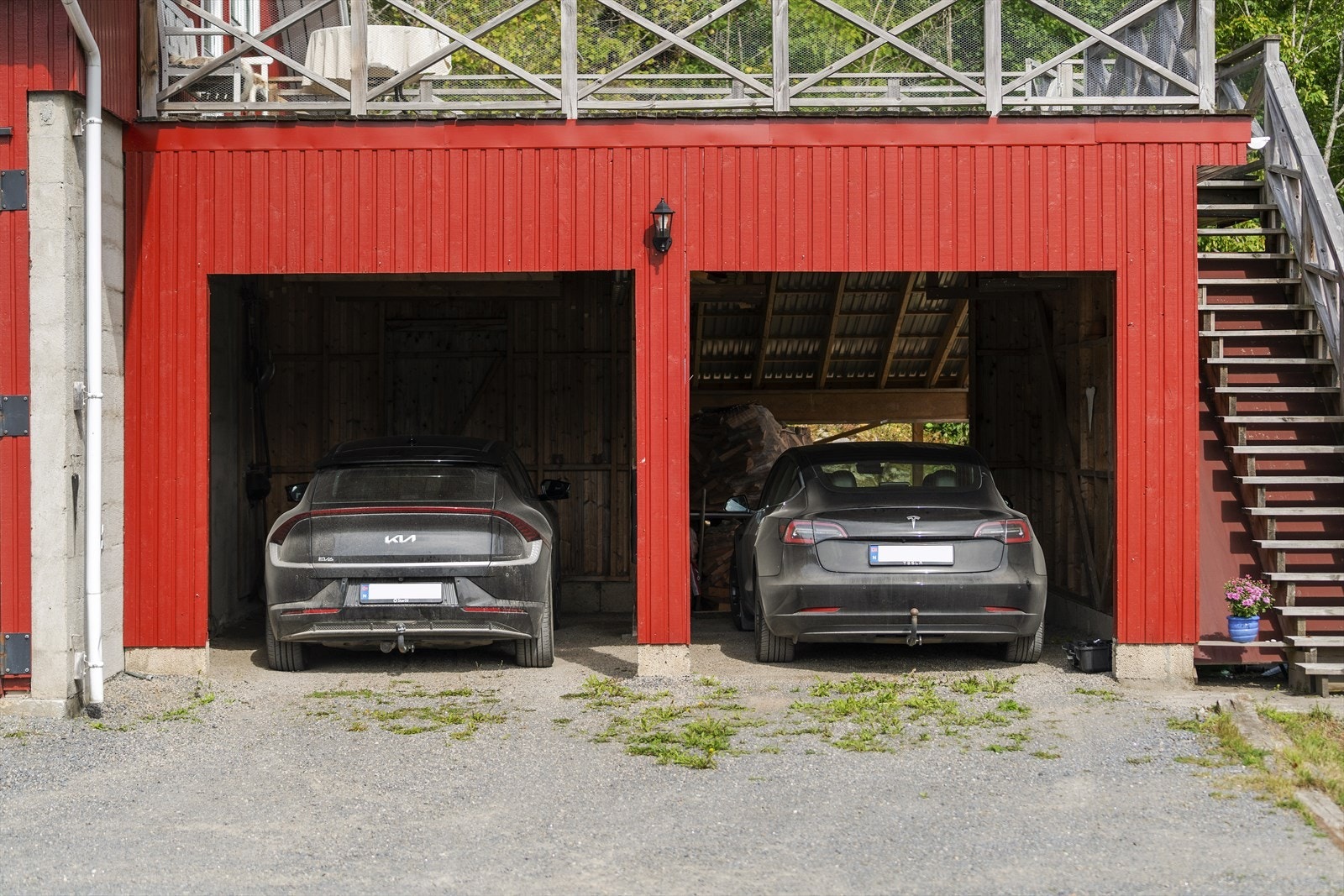 Med dobbel carport og mulighet til å parkere inne under tak Galleribilde