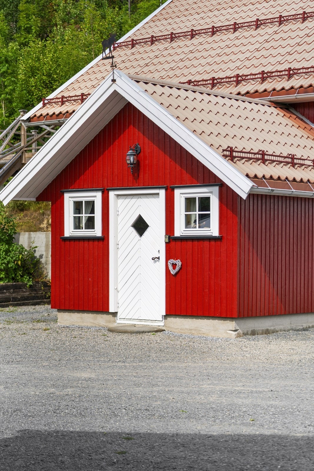 Det er inngang via inngangsparti og hobbyrom, samt via de store, doble dørene Galleribilde