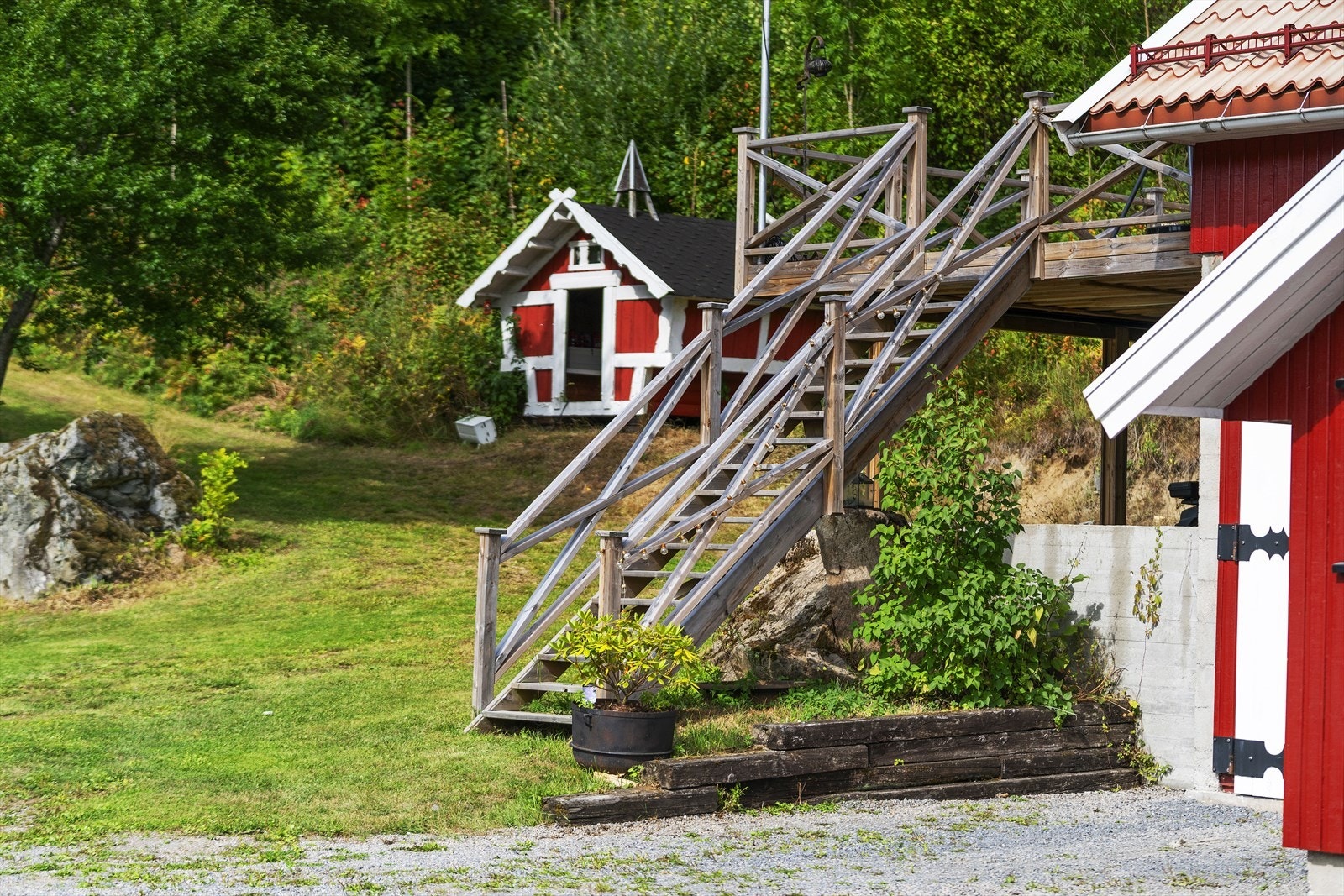 Det er terrasser med trapp i begge ender av bygget Galleribilde